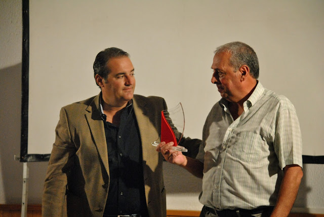 13 Entrega del Premio a Miguel Barrios (1).jpg